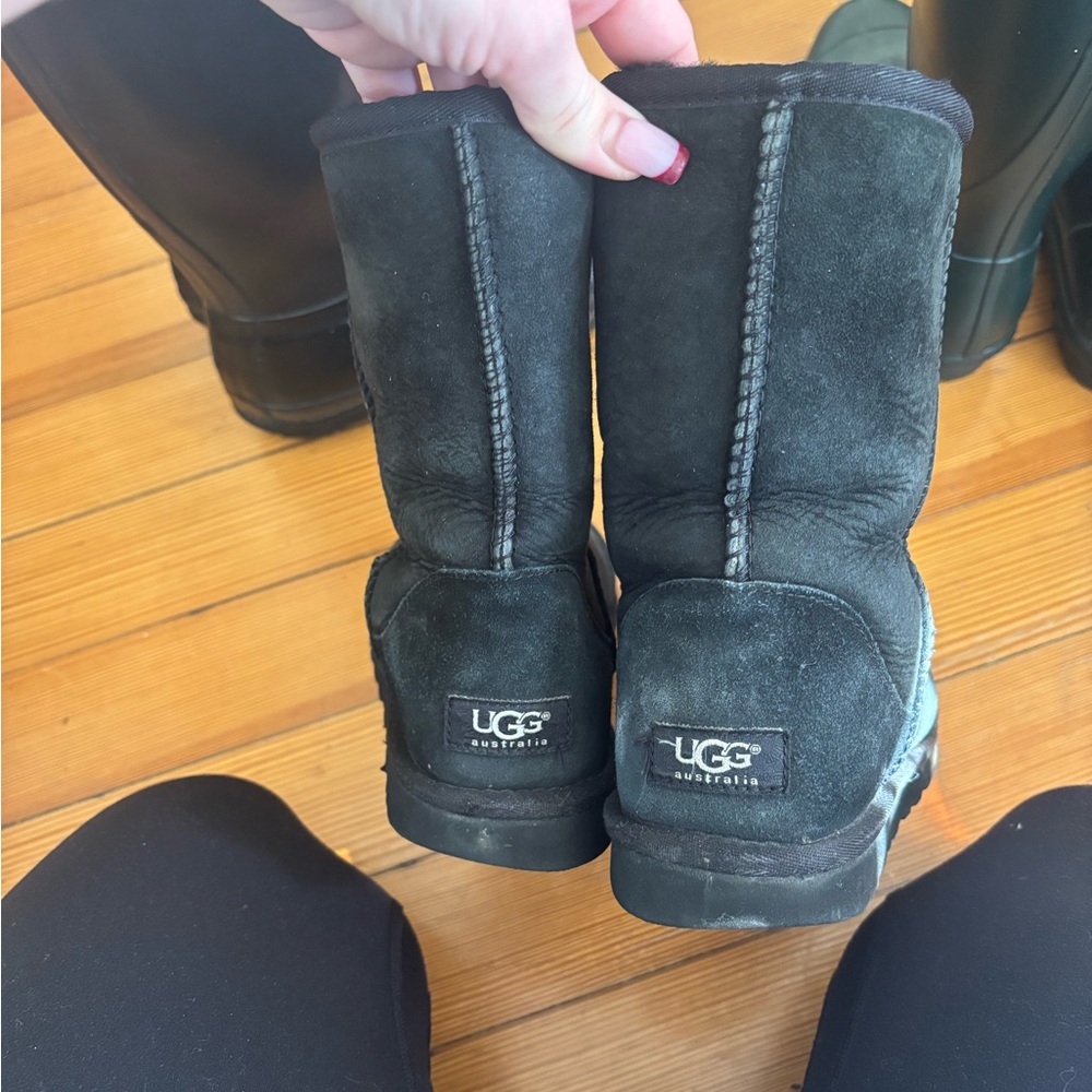 Women’s class short UGG boots - black
